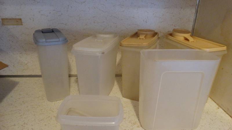 lot 252 image: Tupperware pitchers wlids