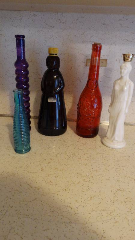 lot 254 image: lot of decorative bottles and more