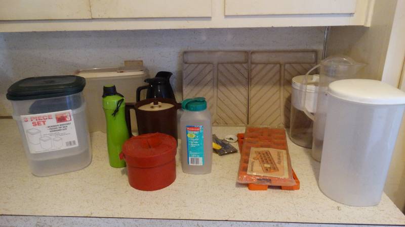 lot 272 image: kitchen items - pitchers - Tupperware Ravioli makers.
