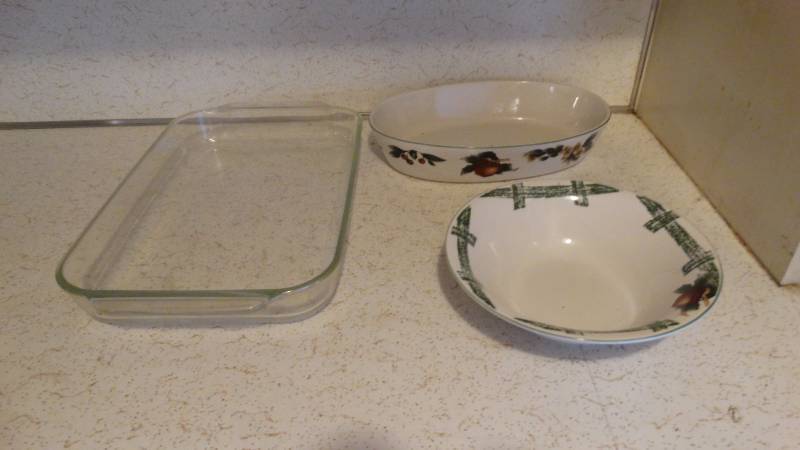 lot 304 image: baking dishes