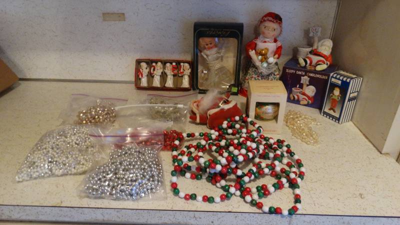 lot 312 image: Christmas lot - beads - Santa votive