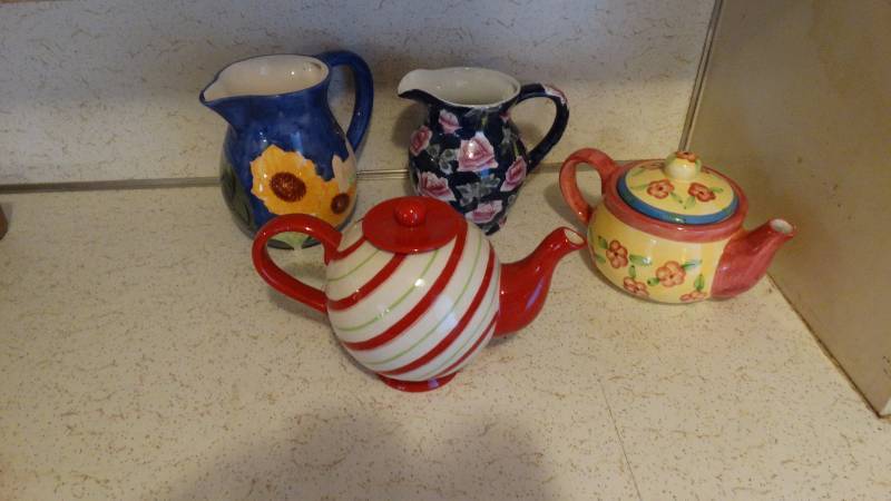 lot 313 image: Vases and tea pots - decorative