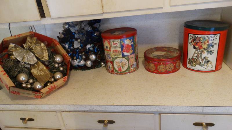 lot 317 image: Christmas tins and wreaths