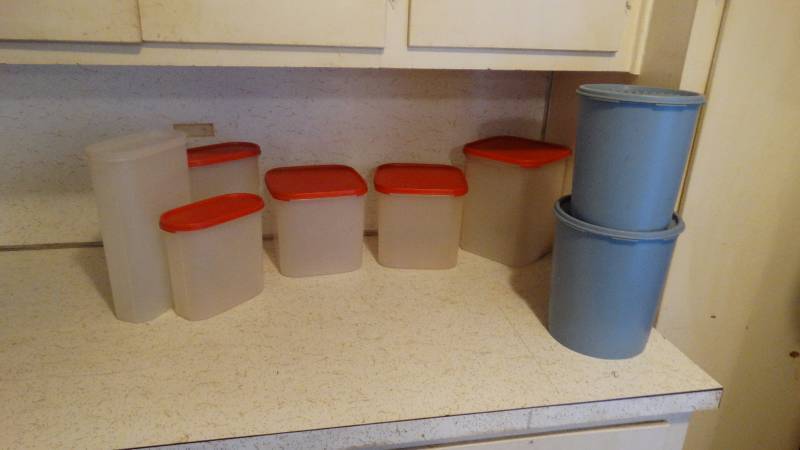 lot 324 image: Tupperware lot