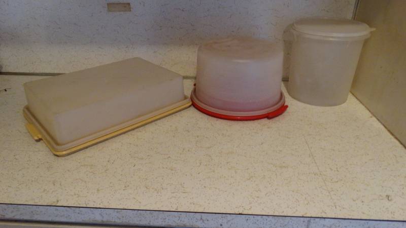 lot 326 image: Tupperware cake savers
