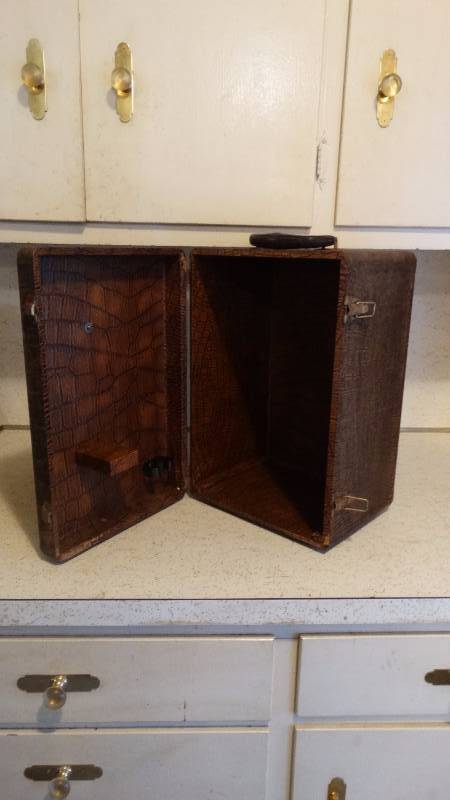 lot 338 image: leather case for Keystone projector case A-82