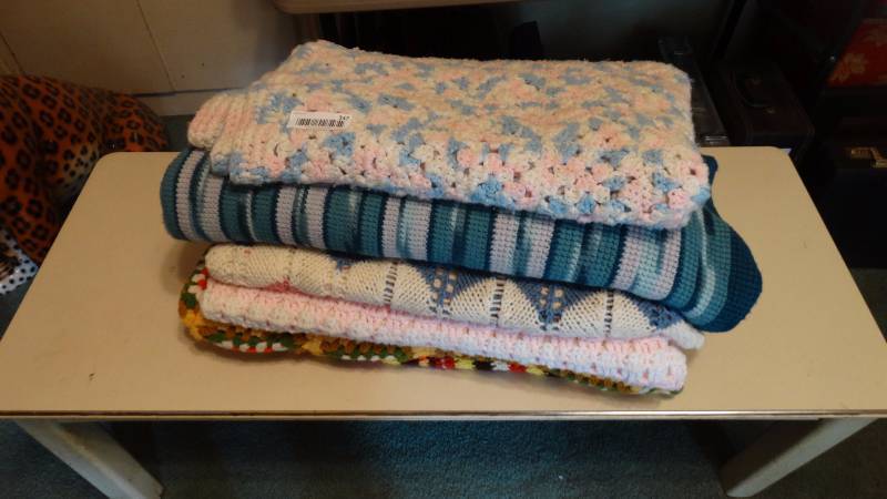 lot 347 image: 6- afghans Assorted sizes.