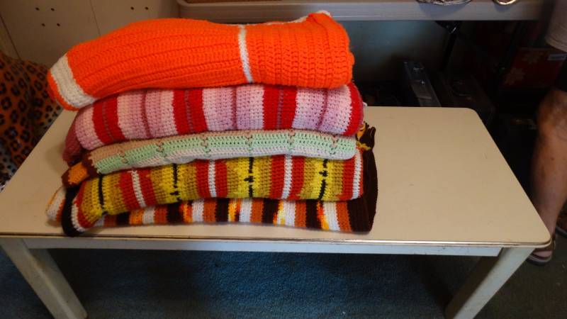 lot 348 image: 5- afghans Assorted sizes and colors.