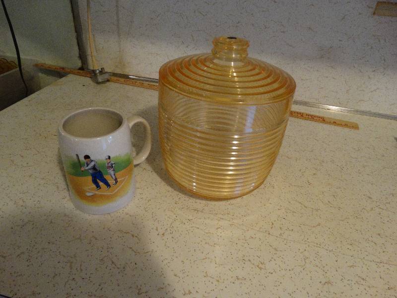 lot 260 image: 1986 Majestic Acrylic Ice Bucket, nice coffee mug.