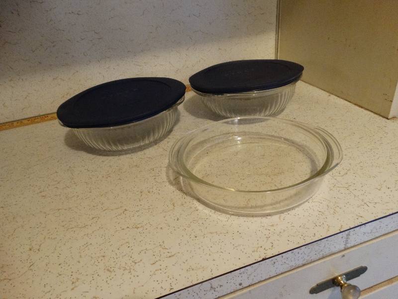 lot 367 image: 2- Pyrex casserole dishes with one with lid.