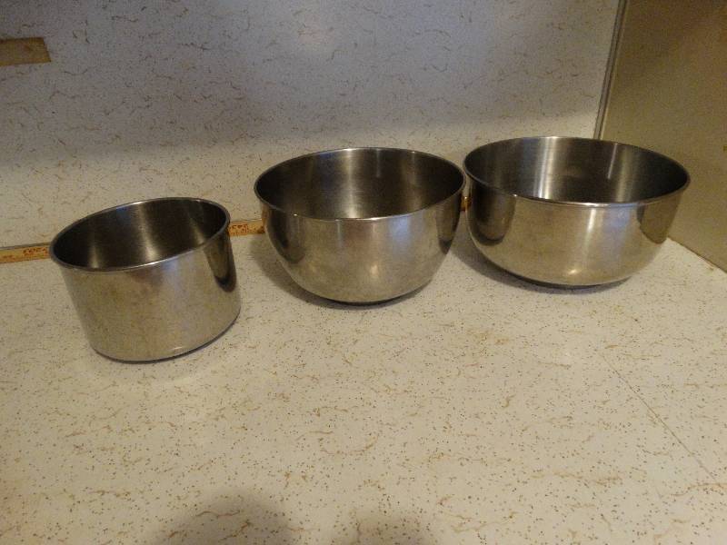 lot 368 image: 3- Stainless steel mixing bowls.