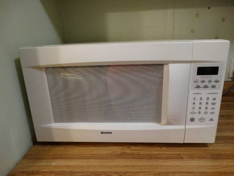 lot 369 image: Kenmore Microwave 1200 W