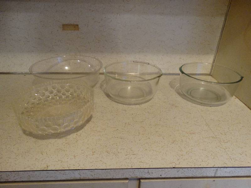 lot 370 image: 2- Plastic bowls and 2- Glass bowls