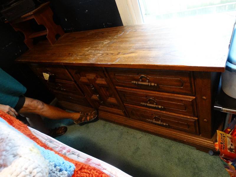 lot 375 image: 6 Drawer dresser with center drawers.