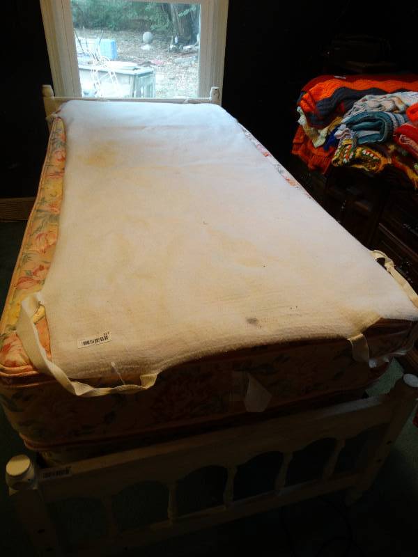 lot 377 image: Twin size waterproof mattress cover.