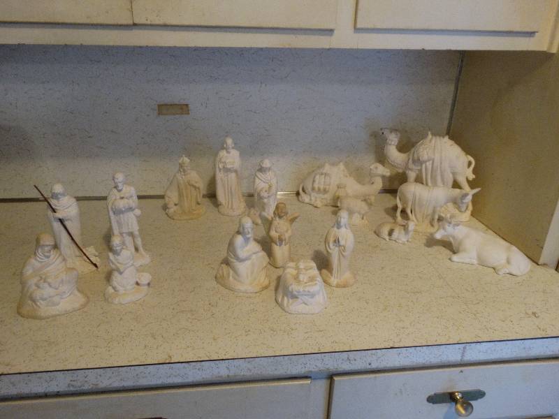 lot 384 image: 1977 Unpainted nativity set (17) pieces.