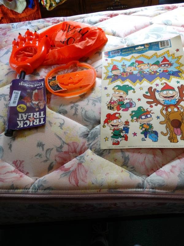 lot 385 image: Trick or treat loot scoop, giant jack - o - lantern cutter & ect.