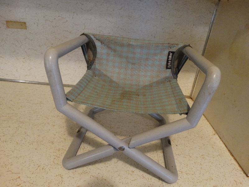 lot 389 image: Little tykes chair - 12 w x 11 H 15 H folded.