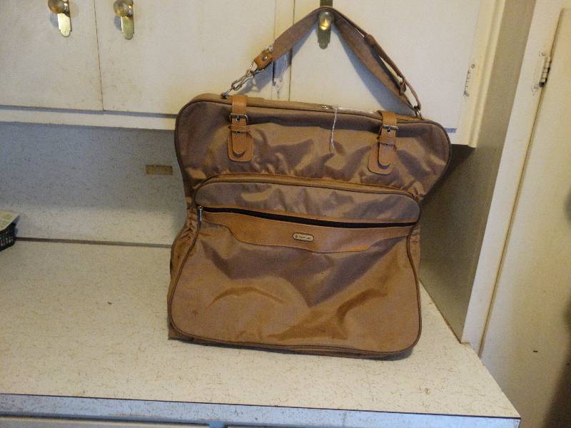 lot 392 image: Garmet bag.