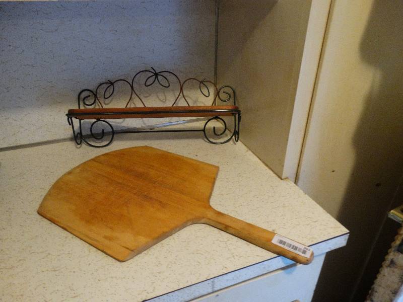 lot 393 image: Pizza board & shelf.