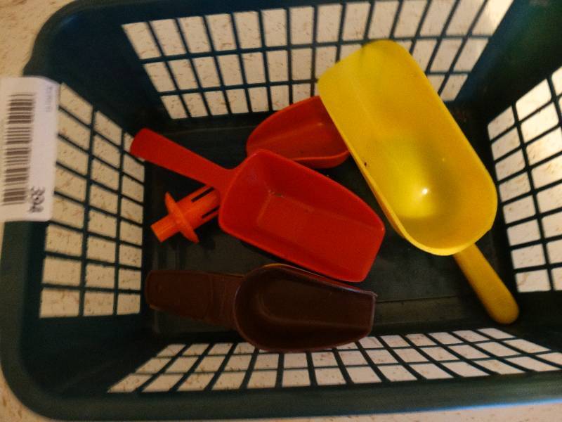 lot 394 image: Tub a wear scoops & vintage box rack.