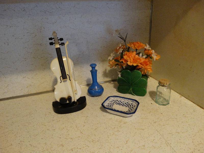 lot 397 image: Misc home decor.