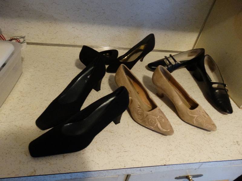 lot 401 image: Shoes.