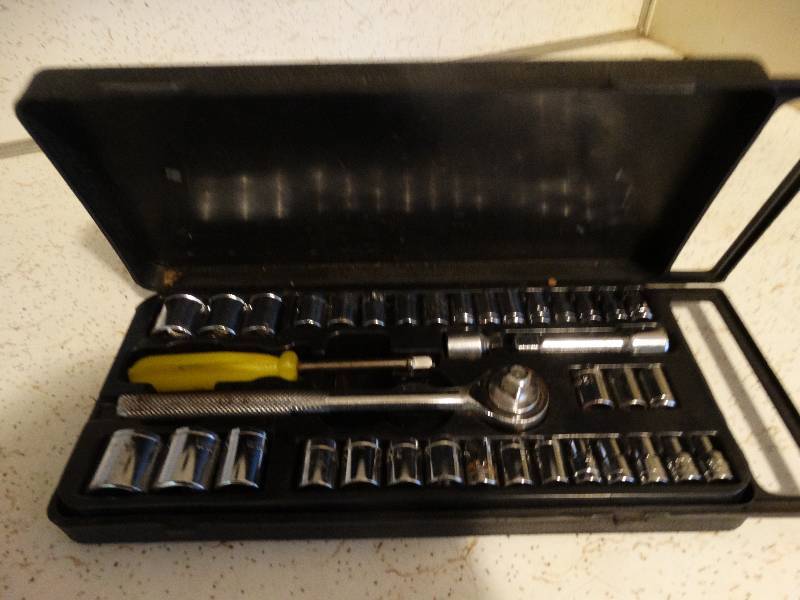 lot 403 image: Socket set.
