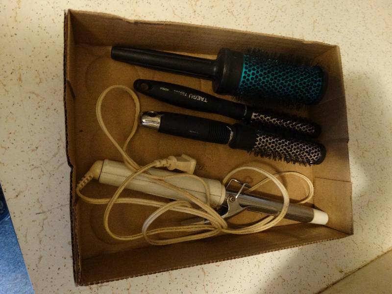 lot 408 image: Curling iron & blow dry brushes x3.