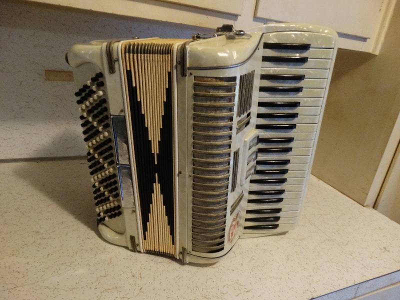 lot 413 image: Accordion in case NOBLE 120 base good condition.