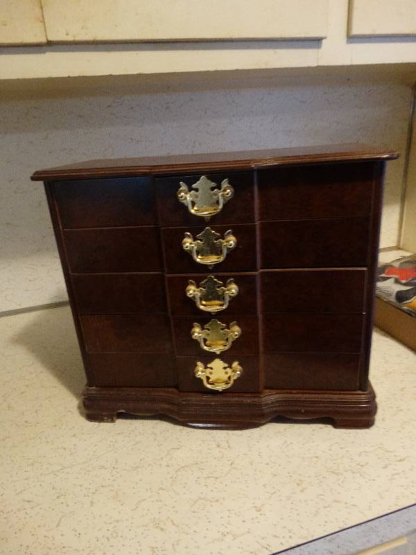 lot 420 image: Jewelry box.