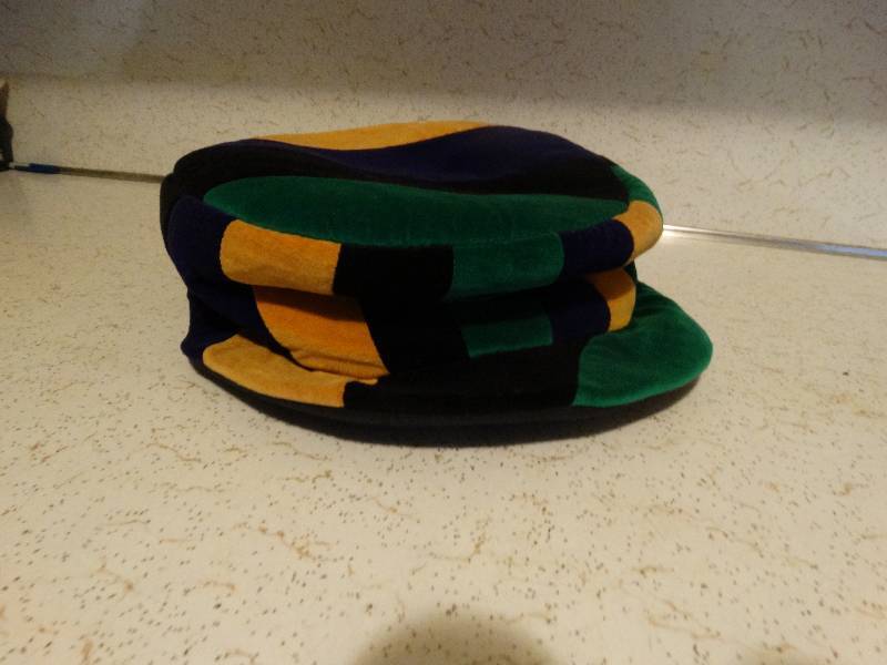 lot 429 image: Nice velvet costume hat.
