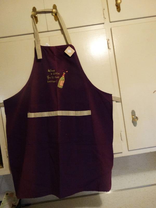 lot 432 image: Wine a little apron.