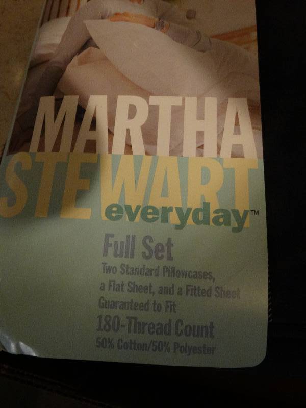 lot 434 image: Martha Stewart full size sheet set.