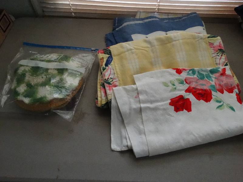 lot 436 image: x3 Vintage table clothes,pot holders.