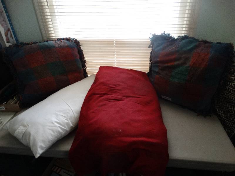 lot 439 image: x4 Pillows.