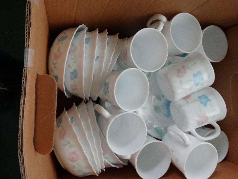 lot 444 image: Service for 12 dish set. (new)