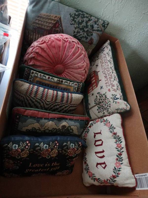 lot 446 image: Assortment decor pillows.