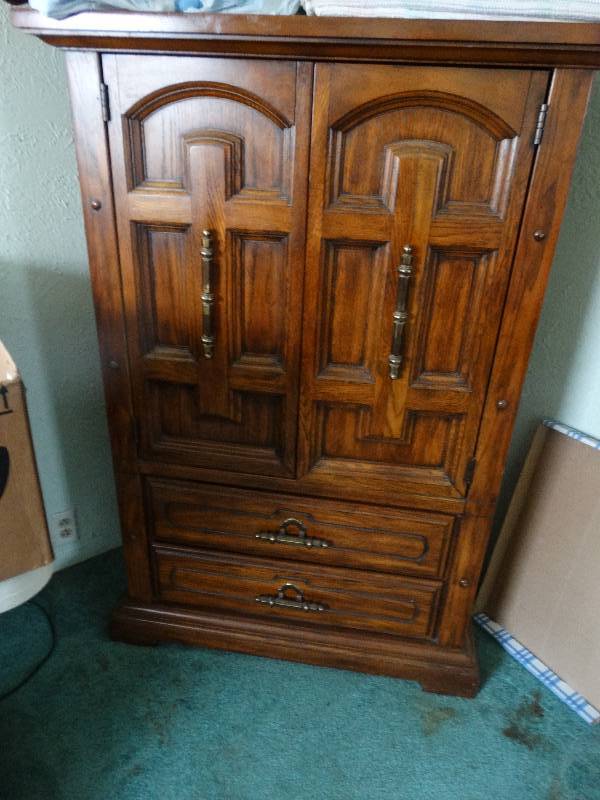 lot 448 image: Armoire (Oak wood) 39 W x 56 34 H x 19 thick. (matches lot #375) blankets not included.