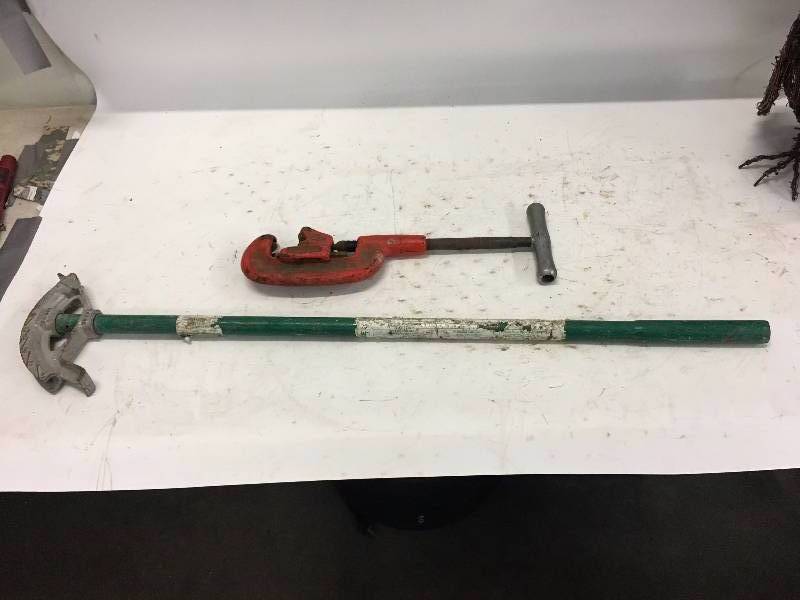lot 25 image: LARGE PIPE CUTTER AND GREENLEE CONDUIT BENDER