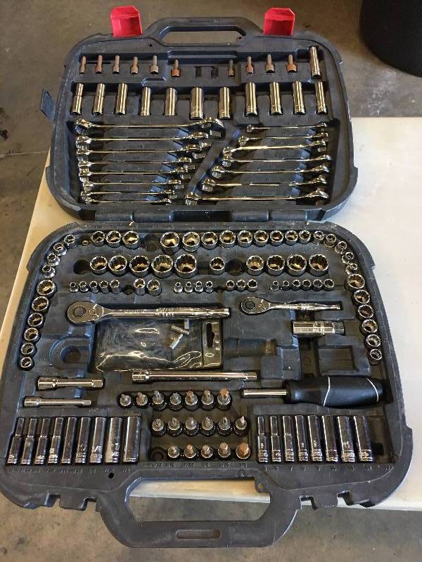 lot 41 image: HUSKY SOCKET SET
