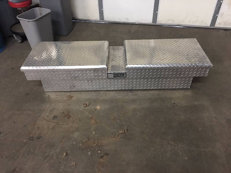 lot 103 image: ALUMINUM DIAMOND PLATE DOUBLE SIDED TRUCK TOOL BOX