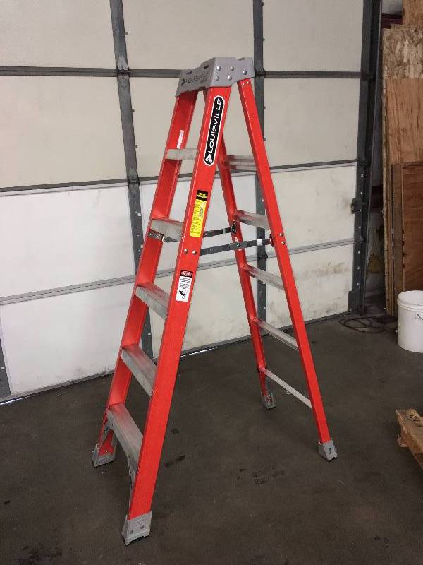 lot 145 image: NEW Louisville ladder FS1506 Type IA Step Ladder 300 Pound Weight capacity