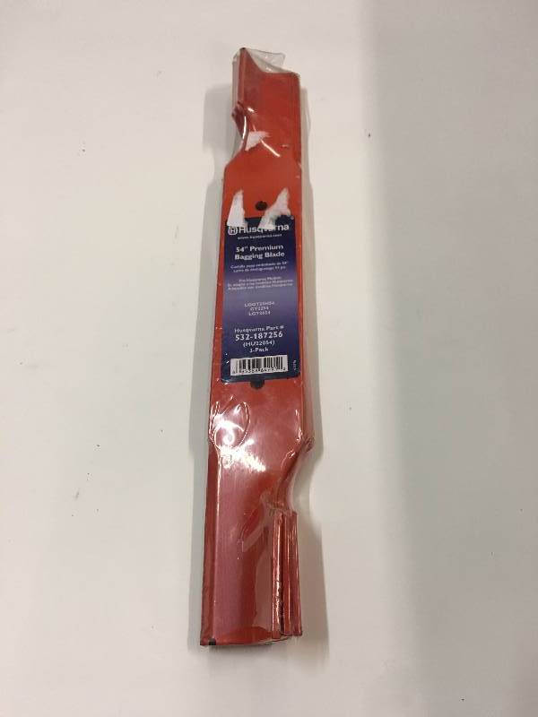 lot 182 image: lot of lawn mower blades