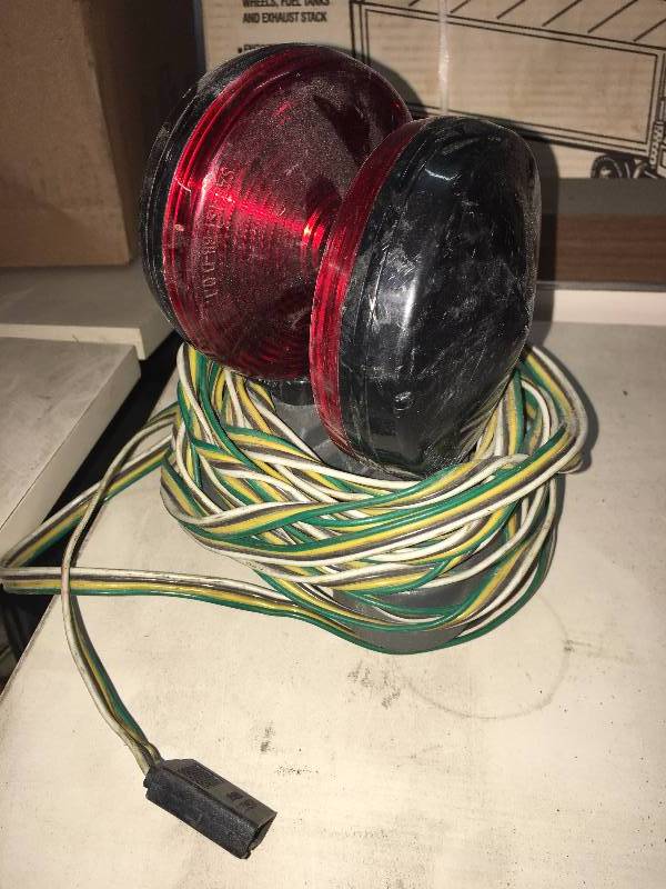 lot 208 image: PAIR OF MAGNETIC TOW LIGHTS