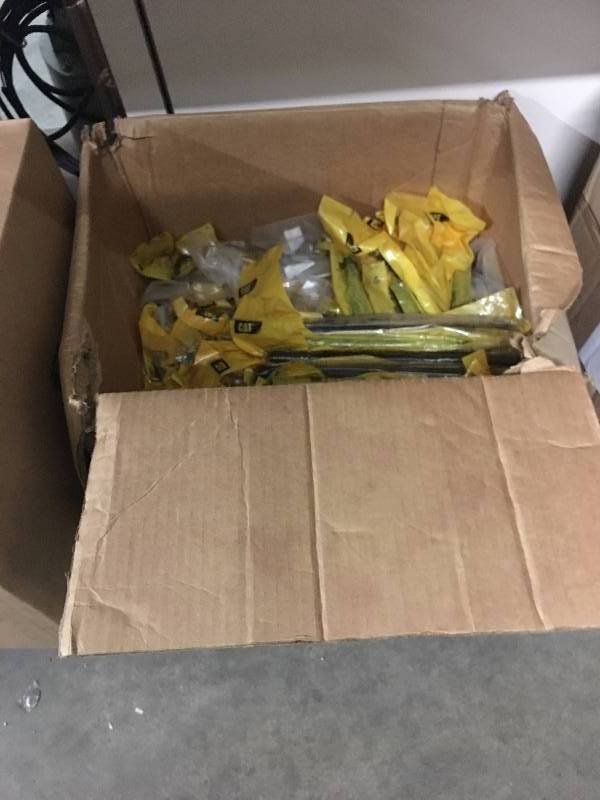 lot 204 image: LOT OF CATERPILLAR PARTS