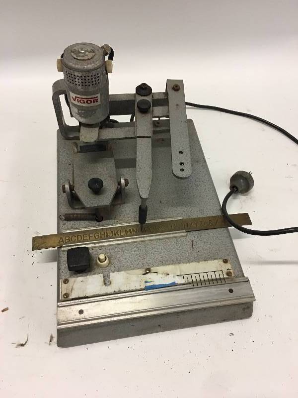 lot 176 image: VIGOR JEWELRY ENGRAVING MACHINE  TESTED WORKING   HAS ENGRAVING BIT   2 SPEEDS