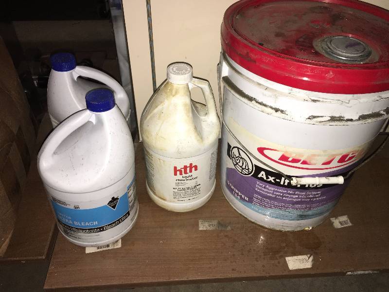 lot 32 image: 2 JUGS OF BLEACH, LIQUID CHLORINATOR AND FLOOR STRIPPER