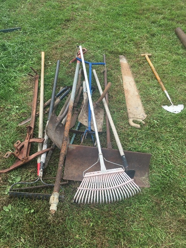 lot 199 image: HUGE LOT OF GARDEN TOOLS AND MORE