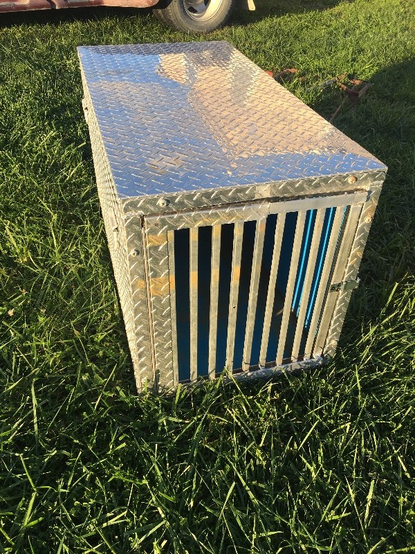 lot 15 image: ALUMINUM DIAMOND TREAD DOG KENNEL